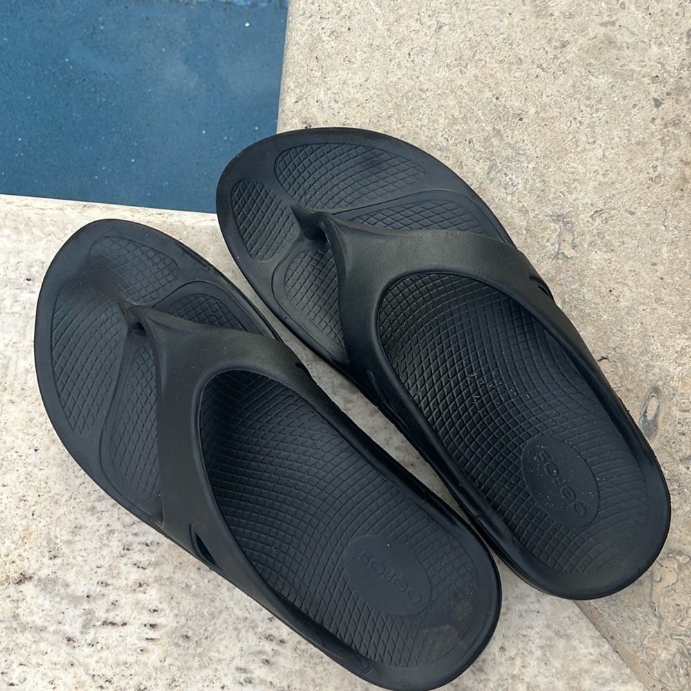 Men’s oofos flip-flops